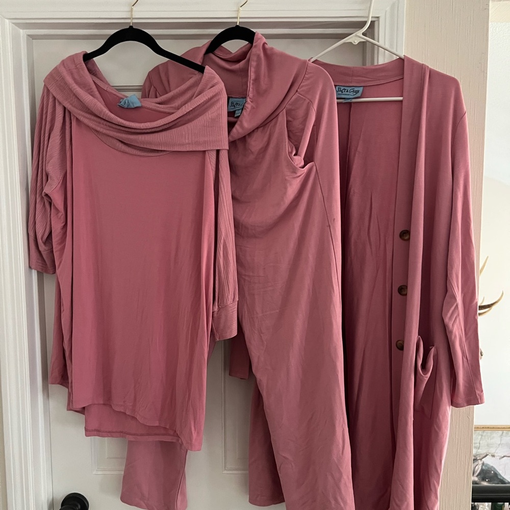 Three-Piece Women’s Cozy Cool Luxe Knit Loungewear in Dusty Pink Rose.